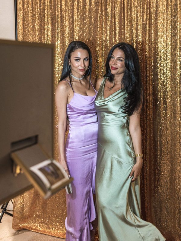 2 personnes font une photo sur un rdv photobooth à Lyon